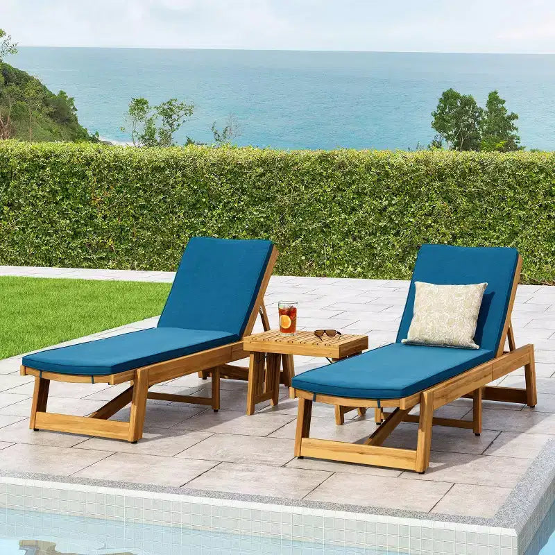 Set da 3 chaise longue da esterno Kyoto in legno di acacia con cuscini - Teak/Blu - Christopher Knight Home: Seduta senza braccioli da patio e tavolino d'appoggio