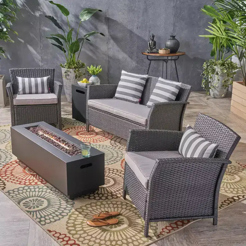 Christopher Knight Home Khaden Set salotto da esterno in vimini a 4 posti con braciere