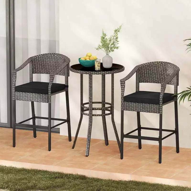 Set da bar Costway a 3 pezzi in rattan per esterni con sedie a braccioli e tavolo rotondo ad altezza bar