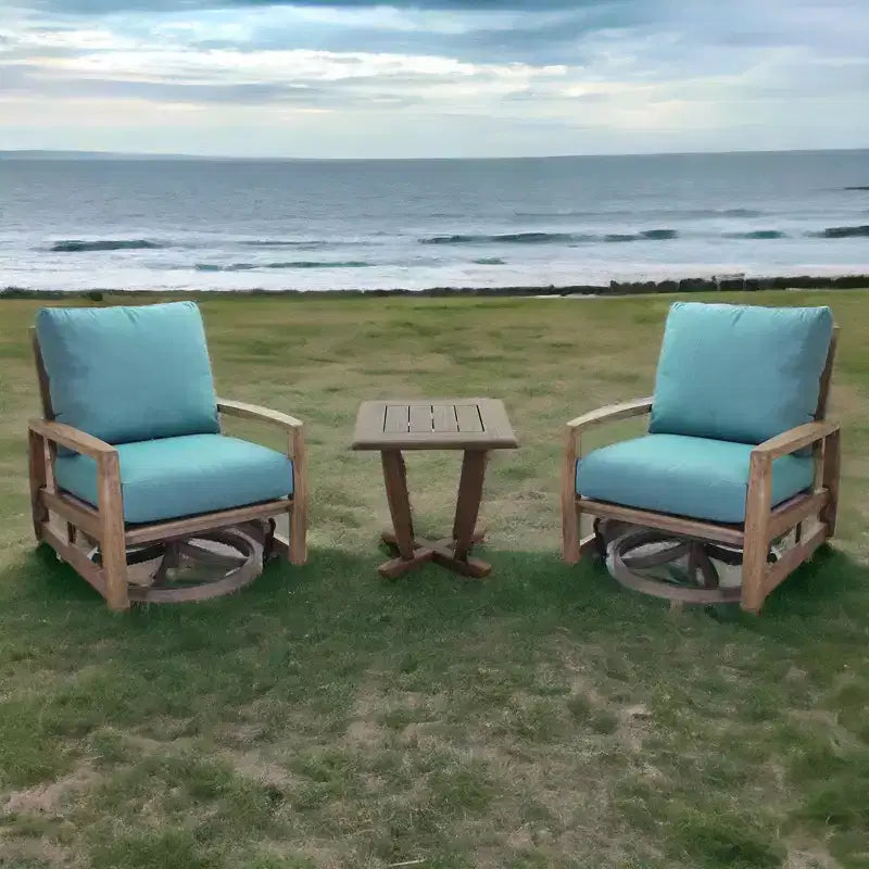 Set salotto da esterno 3 pezzi con movimento Courtyard Casual Avalon in Teak FSC include: Due Poltrone Girevoli e un Tavolino Quadrato