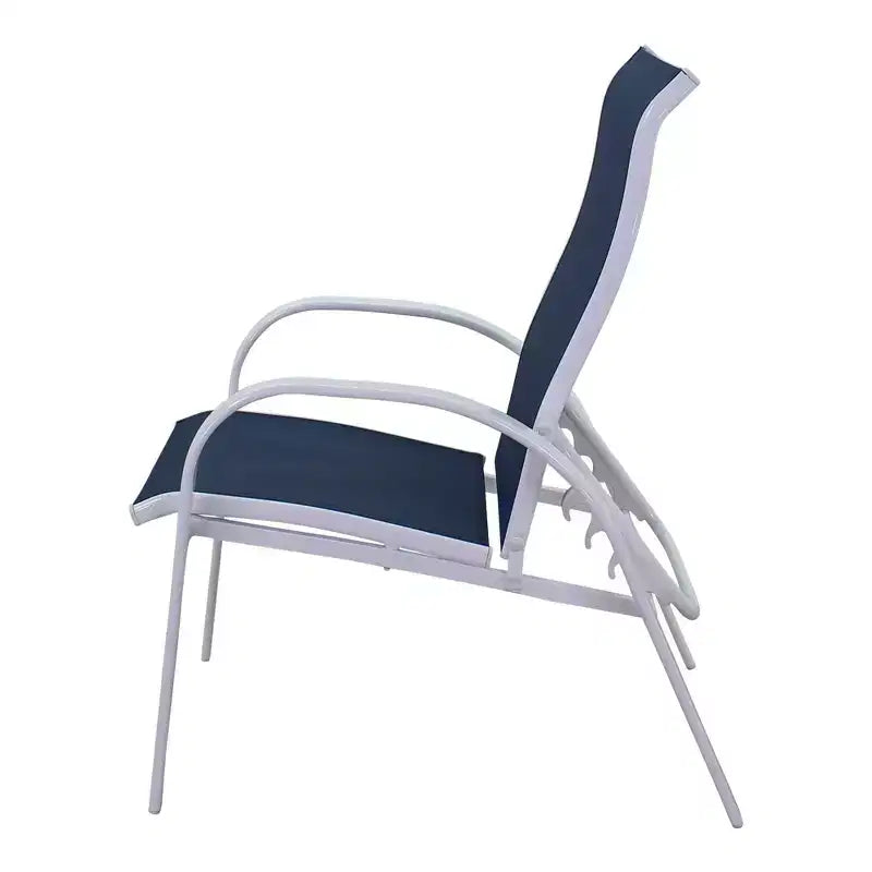 Set 5 pz con sedie reclinabili da esterno Courtyard Casual Santa Fe con poggiapiedi Comprende due sedie reclinabili in tessuto a rete e due poggiapiedi in tessuto a rete e un tavolino