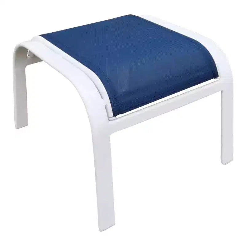 Set 5 pz con sedie reclinabili da esterno Courtyard Casual Santa Fe con poggiapiedi Comprende due sedie reclinabili in tessuto a rete e due poggiapiedi in tessuto a rete e un tavolino
