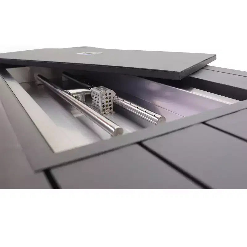 Set da 5 pezzi con tavolo fuoco rettangolare e sedie a dondolo girevoli in vimini Courtyard Casual Santa Fe Include un tavolo fuoco rettangolare e quattro sedie a dondolo girevoli in vimini