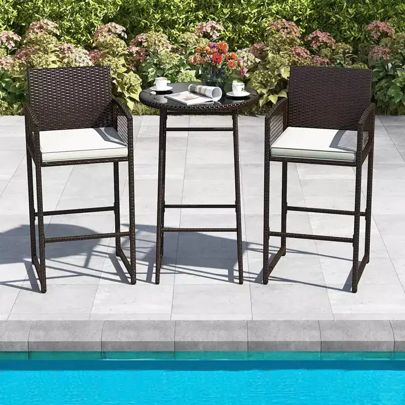 Set da bar Costway a 3 pezzi in vimini per patio con 2 cuscini e tavolo in vetro per il giardino