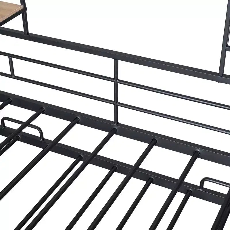 Letto a giorno a forma di casetta con rotelle e ripiano portaoggetti, struttura in metallo, singolo/una piazza e mezza, 1 persona
