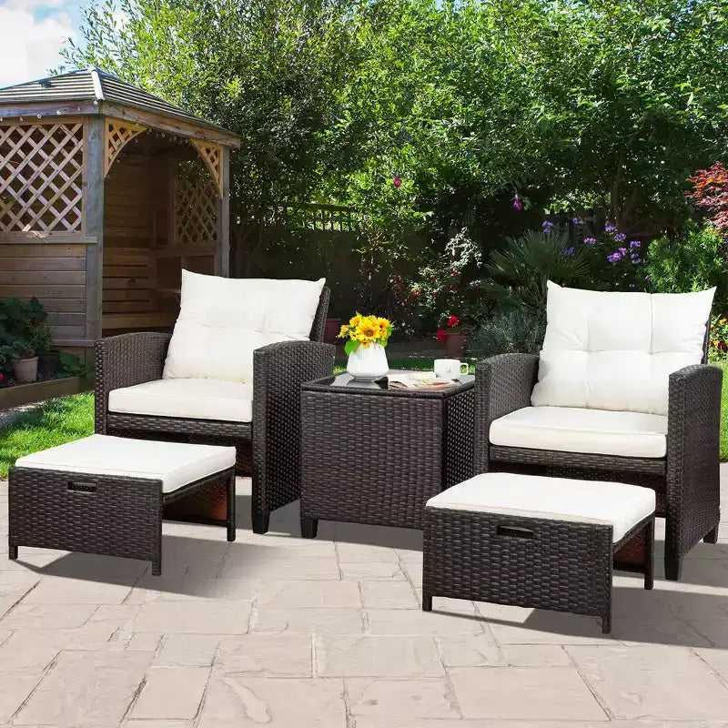 Celebalcony Set di mobili da esterno 5 pezzi, sedie in rattan PE con cuscini, poggiapiedi e tavolino in vetro per portico, giardino, bianco sporco