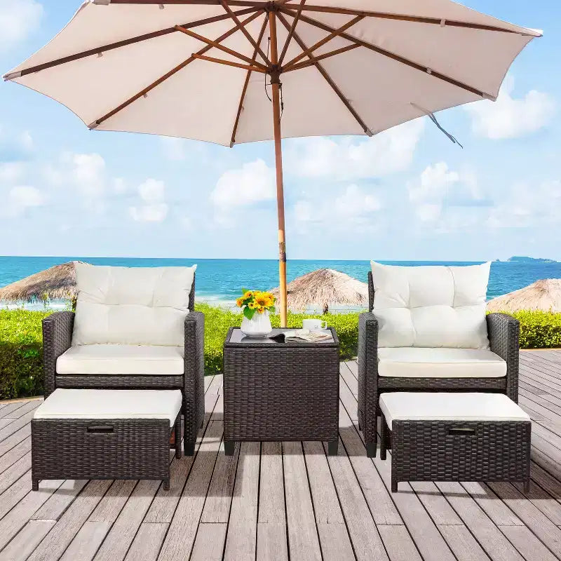 Celebalcony Set di mobili da esterno 5 pezzi, sedie in rattan PE con cuscini, poggiapiedi e tavolino in vetro per portico, giardino, bianco sporco