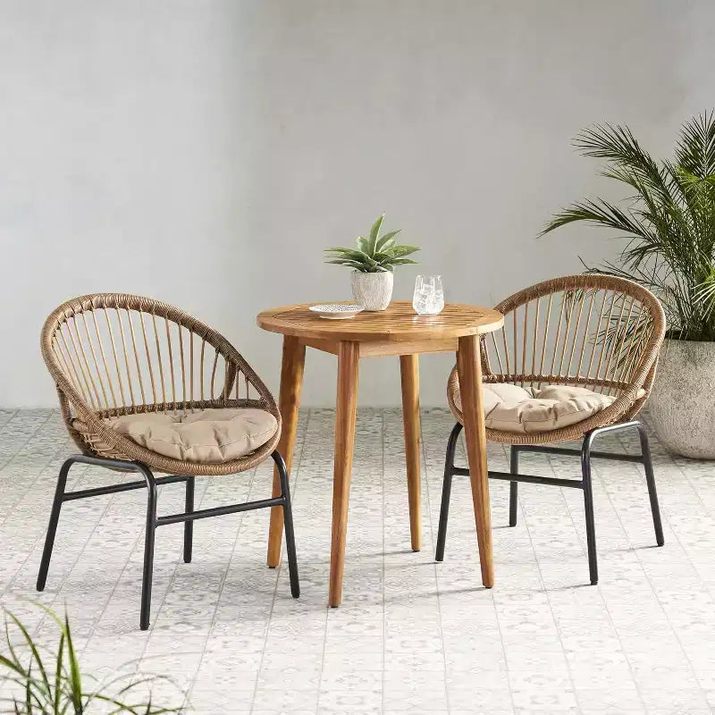 Set da salotto da esterno Christopher Knight Home Loic Farmhouse in ferro con design in rattan PE e tavolo bistrò a doghe in acacia