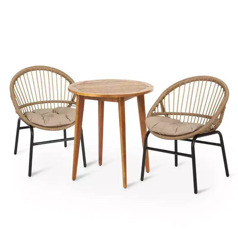Set da salotto da esterno Christopher Knight Home Loic Farmhouse in ferro con design in rattan PE e tavolo bistrò a doghe in acacia
