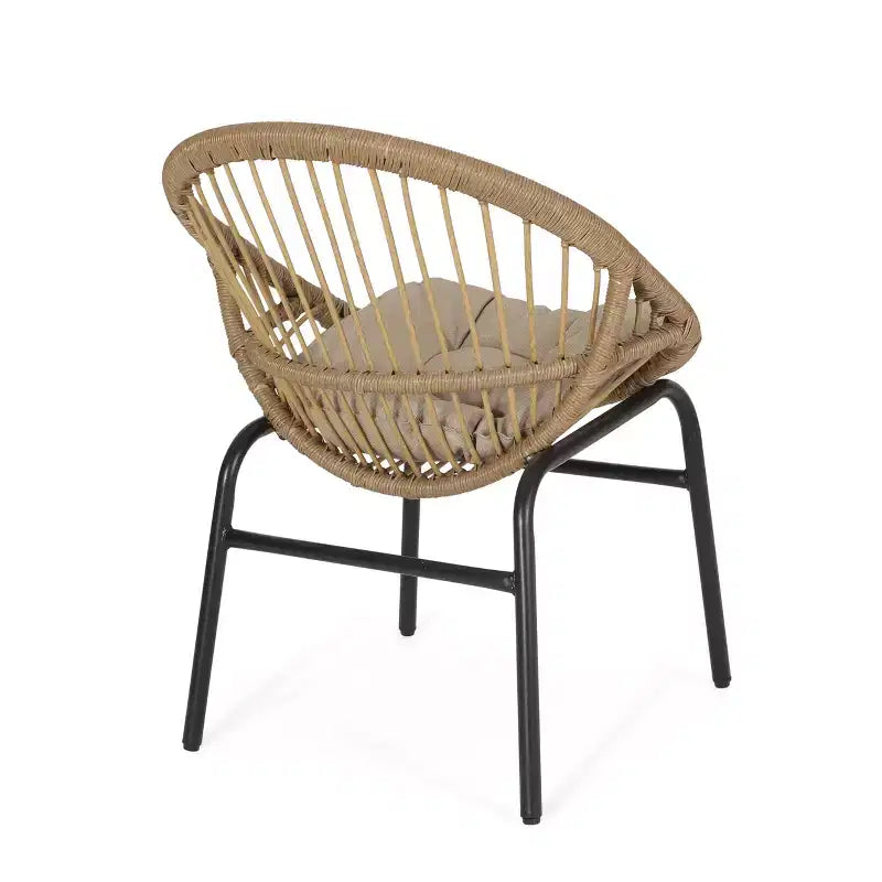 Set da salotto da esterno Christopher Knight Home Loic Farmhouse in ferro con design in rattan PE e tavolo bistrò a doghe in acacia