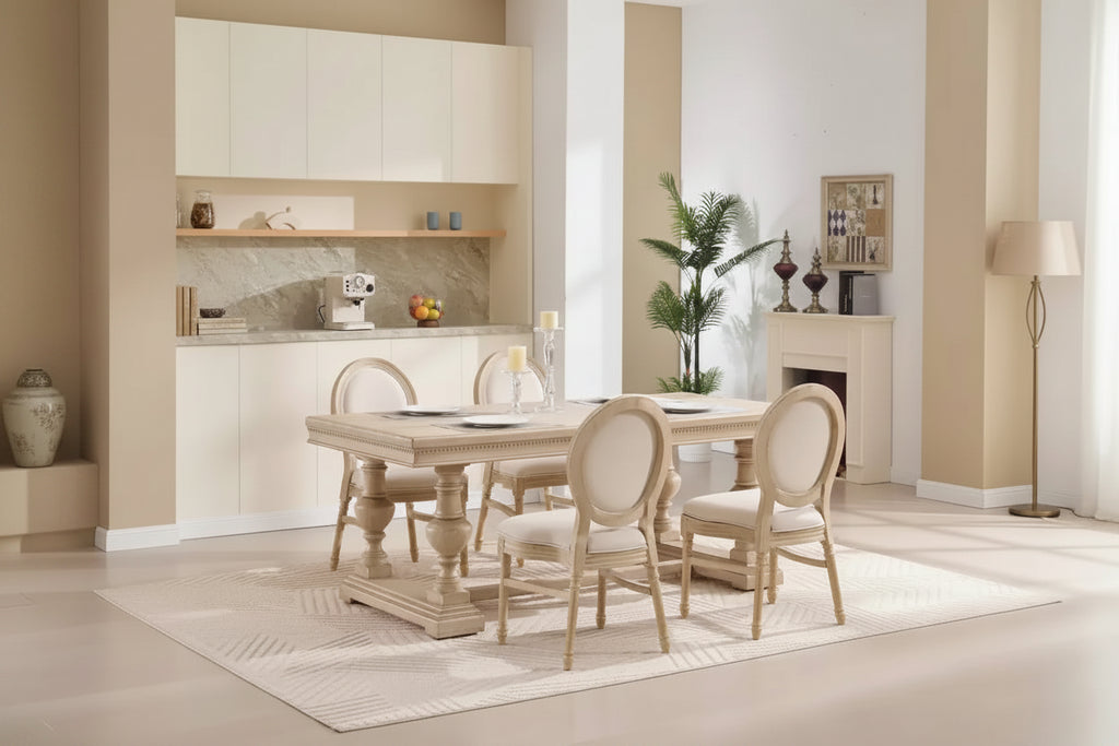 Sedia da pranzo con schienale rotondo intagliato e rivestimento beige