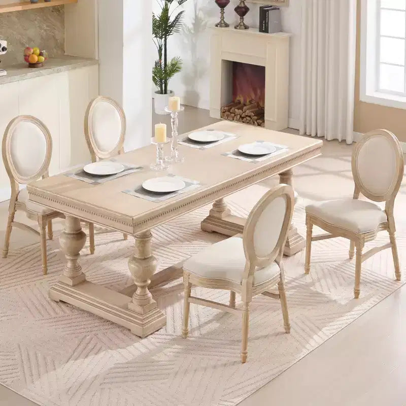 Sedia da pranzo con schienale rotondo intagliato e rivestimento beige