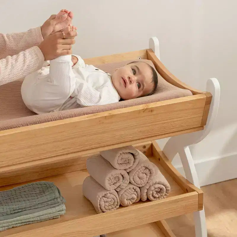 Comfy Cubs Wickeltisch – robuste Holzkonstruktion, zeitloses Design mit zwei offenen Ablagen für Babyutensilien
