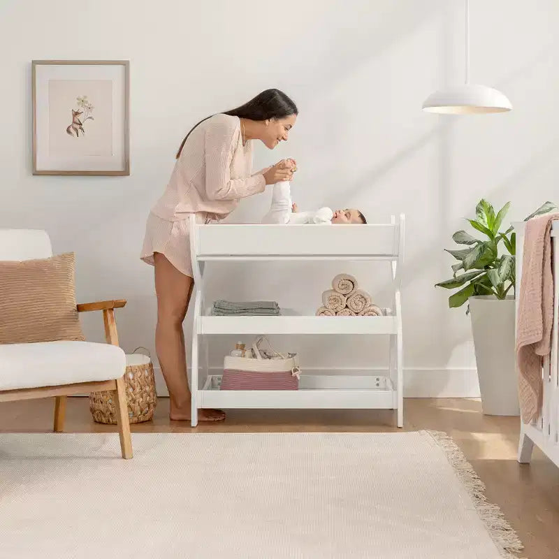 Comfy Cubs Wickeltisch – robuste Holzkonstruktion, zeitloses Design mit zwei offenen Ablagen für Babyutensilien