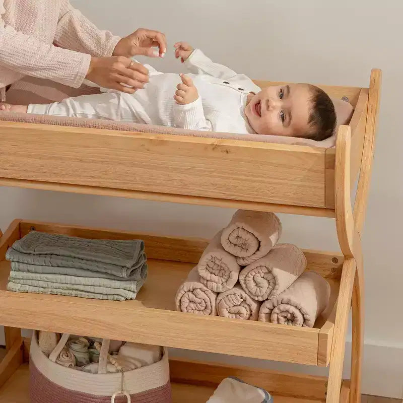 Comfy Cubs Wickeltisch – robuste Holzkonstruktion, zeitloses Design mit zwei offenen Ablagen für Babyutensilien