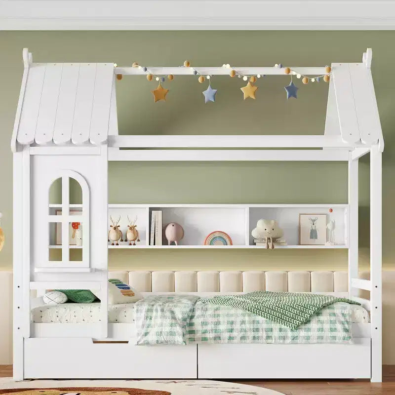 Letto a piattaforma a forma di casetta con cassetti contenitore e finestra, struttura in legno massello con ripiani, design giocoso per bambini, bianco chiaro