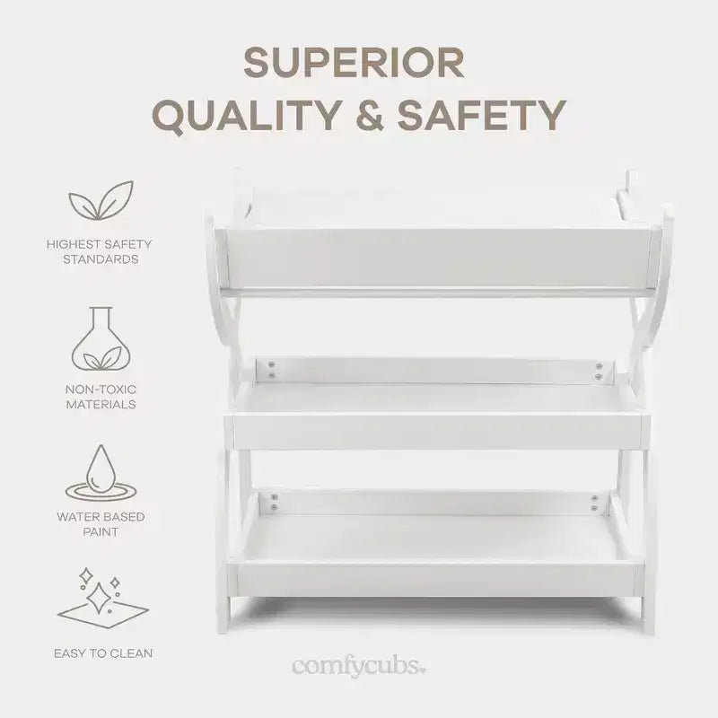 Comfy Cubs Wickeltisch – robuste Holzkonstruktion, zeitloses Design mit zwei offenen Ablagen für Babyutensilien