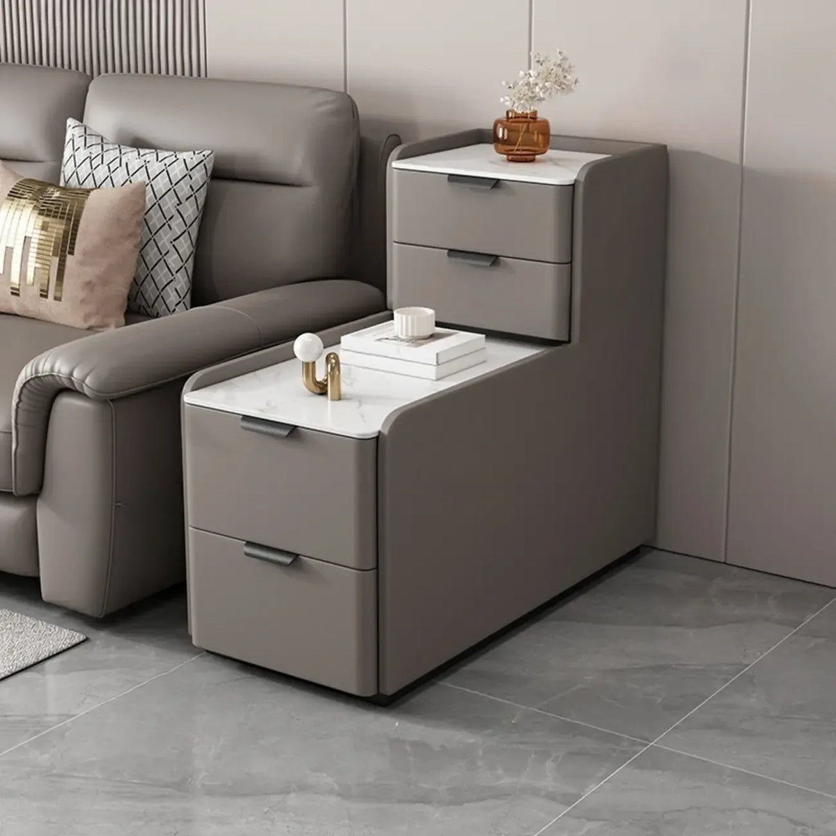 Tavolino laterale alto per divano, in legno a forma di L, con 4 cassetti e piano effetto pietra