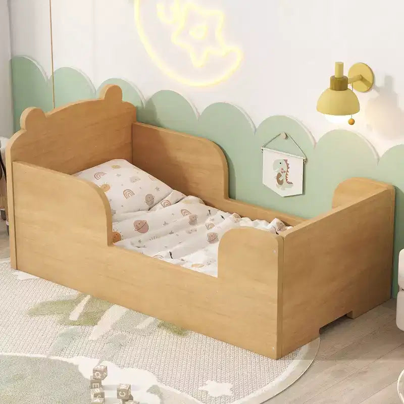 Bärenförmiges Bodenbett von Okak für 3–6 Jahre, Kleinkinderbettgestell mit Sicherheitsgitter, niedliches Kinderbett in Tierform