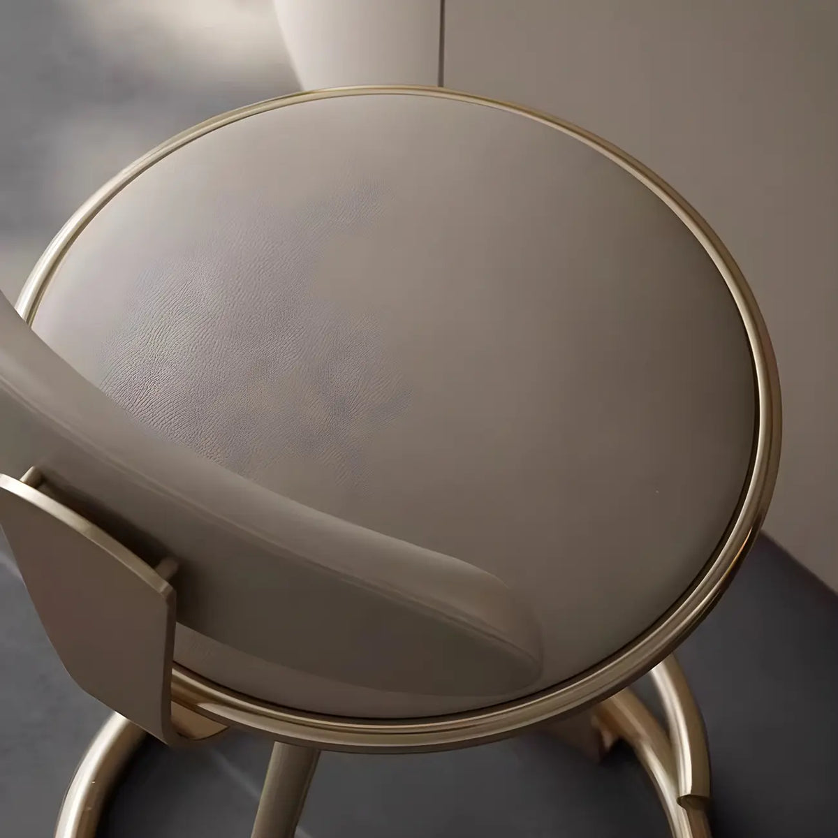 Luksuzni barski stolac sa zlatnim metalnim okvirom i elegantnim bež kožnim sjedalom