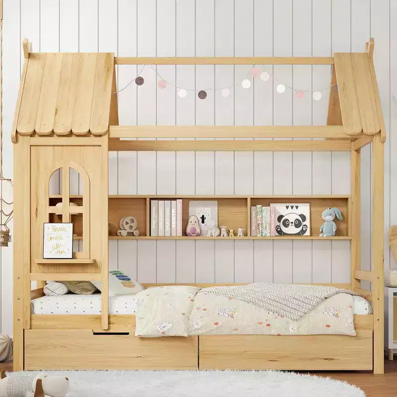 Letto a piattaforma a forma di casetta con cassetti contenitore e finestra, struttura in legno massello con ripiani, design giocoso per bambini, bianco chiaro