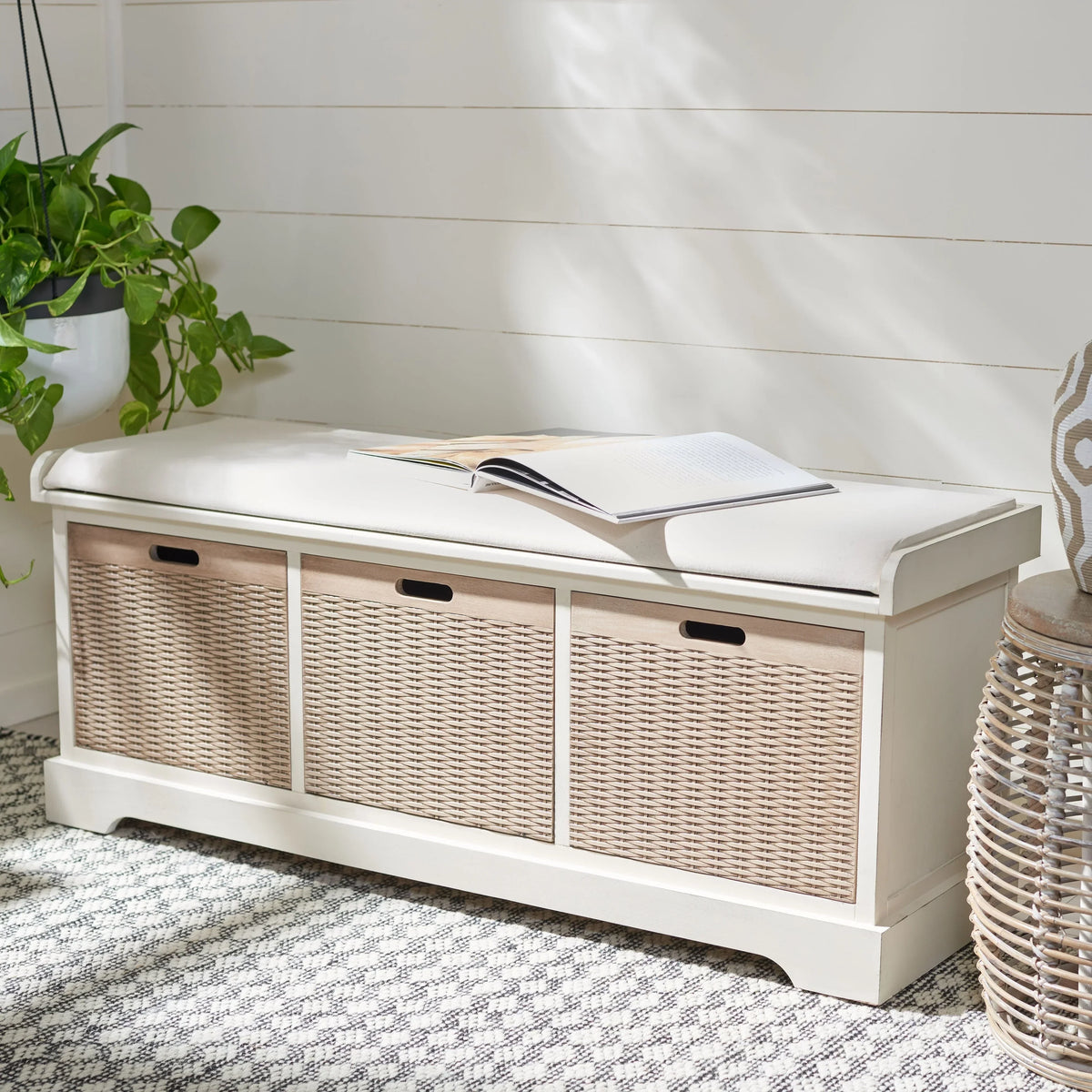 Bank tal-ħażna SAFAVIEH Fiorello bi 3 kxaxen u kuxxin - 47.3 W x 15 L x 19 H - 47Wx15Dx19H