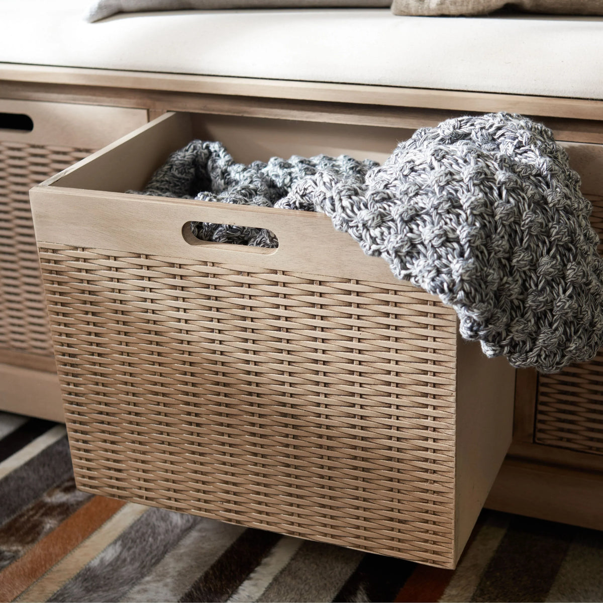 Bank tal-ħażna SAFAVIEH Fiorello bi 3 kxaxen u kuxxin - 47.3 W x 15 L x 19 H - 47Wx15Dx19H