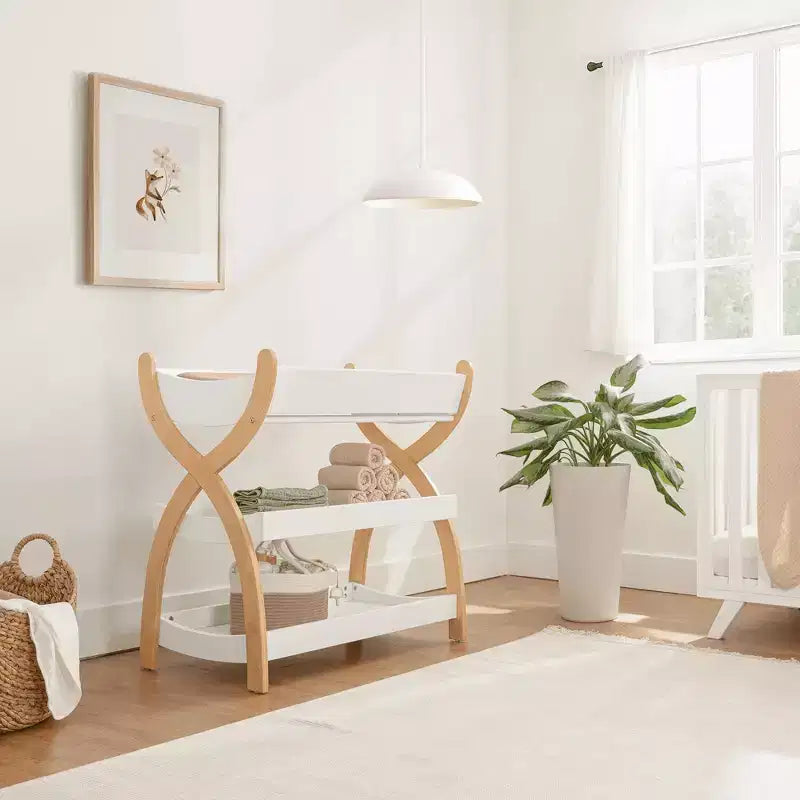 Comfy Cubs Wickeltisch – robuste Holzkonstruktion, zeitloses Design mit zwei offenen Ablagen für Babyutensilien