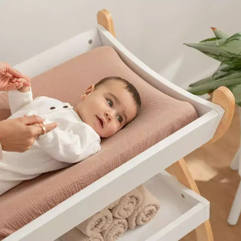 Comfy Cubs Wickeltisch – robuste Holzkonstruktion, zeitloses Design mit zwei offenen Ablagen für Babyutensilien