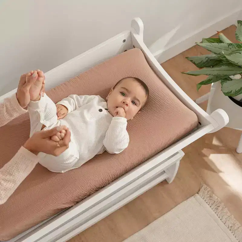 Comfy Cubs Wickeltisch – robuste Holzkonstruktion, zeitloses Design mit zwei offenen Ablagen für Babyutensilien