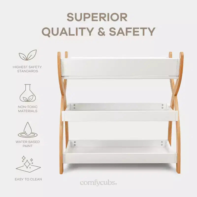 Comfy Cubs Wickeltisch – robuste Holzkonstruktion, zeitloses Design mit zwei offenen Ablagen für Babyutensilien