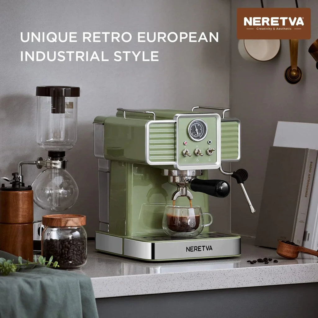 Macchina per caffè espresso con vaporizzatore per montare il latte
