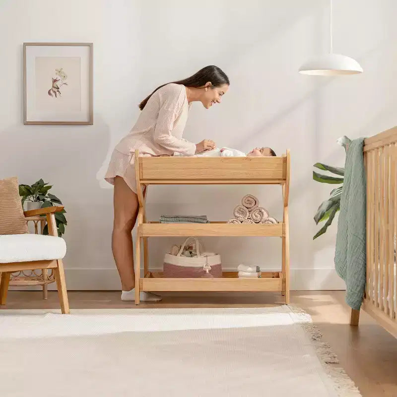 Comfy Cubs Wickeltisch – robuste Holzkonstruktion, zeitloses Design mit zwei offenen Ablagen für Babyutensilien
