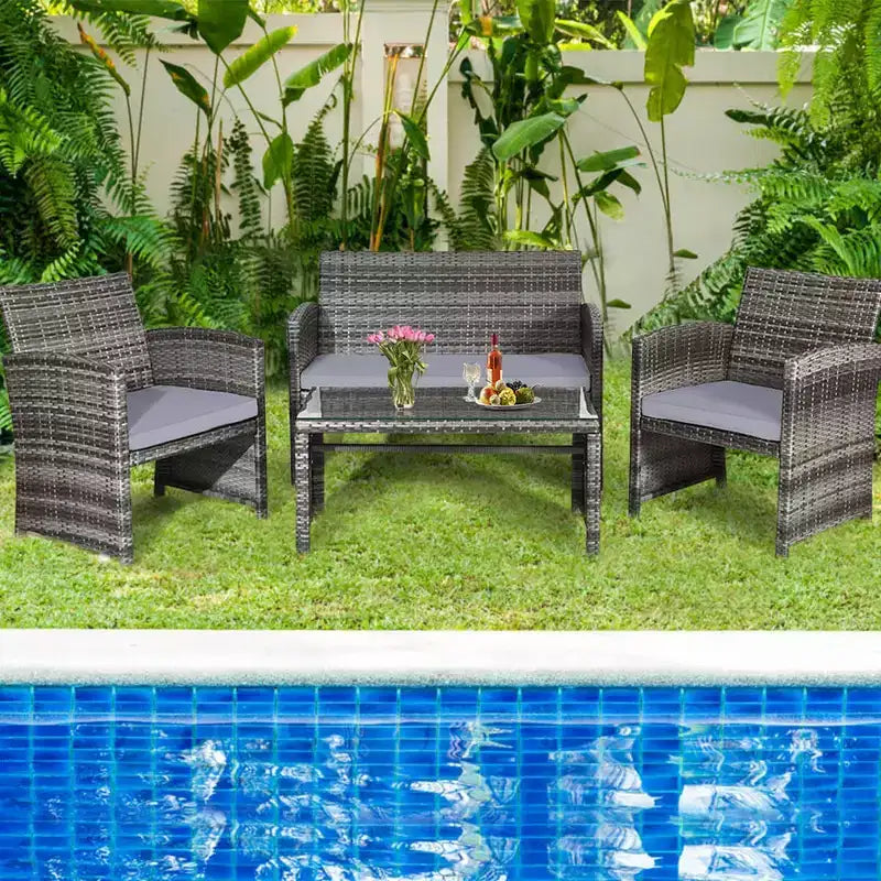 Costway Set Divani da Esterno 4 Pezzi in Rattan Tavolino Vetro con Cuscini Turchese/Rosso/Grigio/Beige/Blu Scuro/Nero
