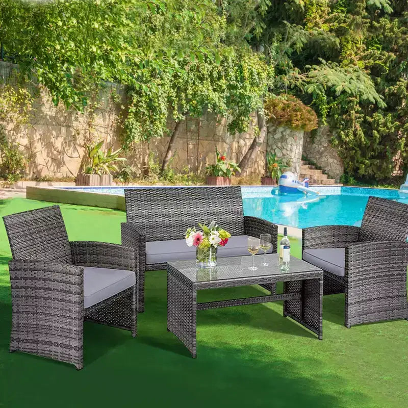 Costway Set Divani da Esterno 4 Pezzi in Rattan Tavolino Vetro con Cuscini Turchese/Rosso/Grigio/Beige/Blu Scuro/Nero