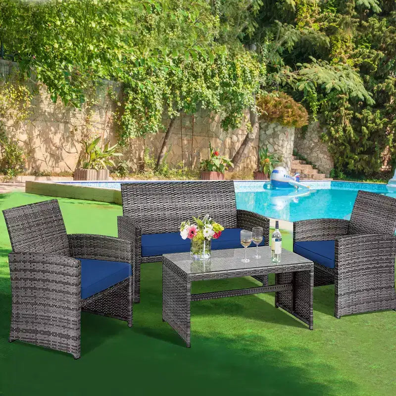 Costway Set Divani da Esterno 4 Pezzi in Rattan Tavolino Vetro con Cuscini Turchese/Rosso/Grigio/Beige/Blu Scuro/Nero
