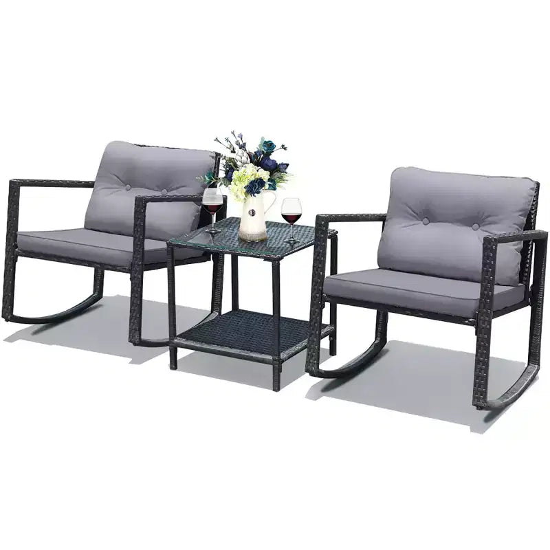 Set di mobili da giardino Costway 3 pezzi in rattan, poltrone a dondolo con cuscini