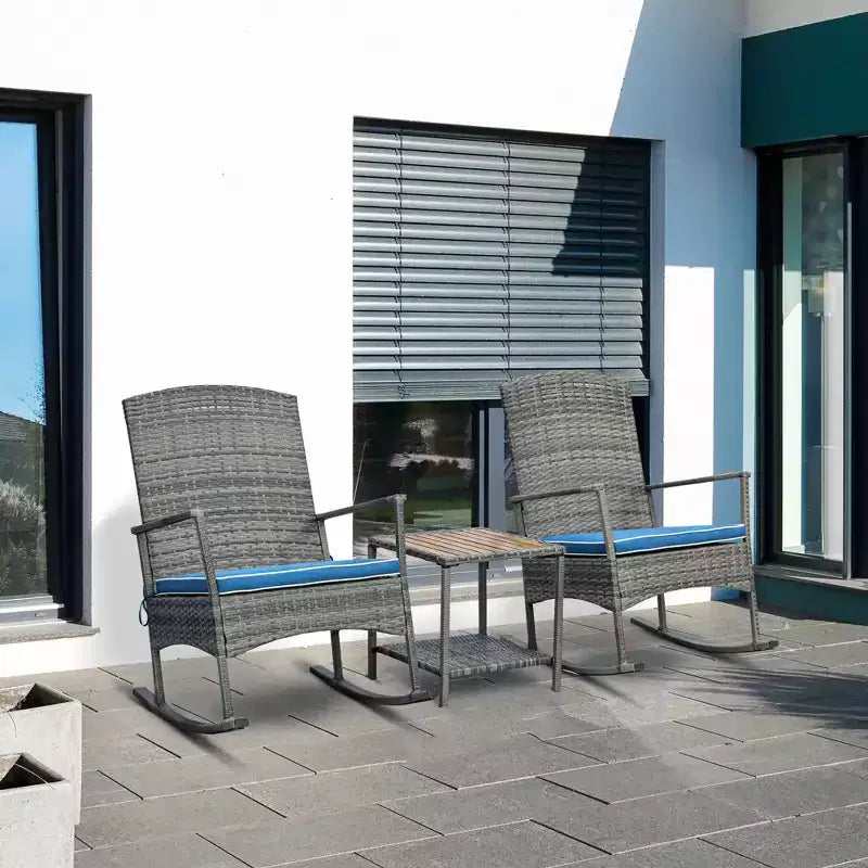 Outsunny Set 3 Pezzi di Sedie a Dondolo da Esterno in Rattan PE, Poltrone Reclinabili a Dondolo in Vimini per Patio con Morbidi Cuscini e Tavolino da Caffè con Piano in Legno Naturale, per Giardino, Cortile, Portico