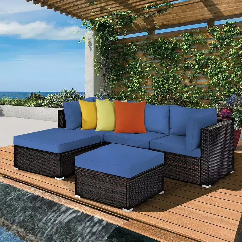 Costway Set Mobili da Esterno in Rattan 5 Pezzi Divano Angolare Tavolino Pouf Blu Scuro