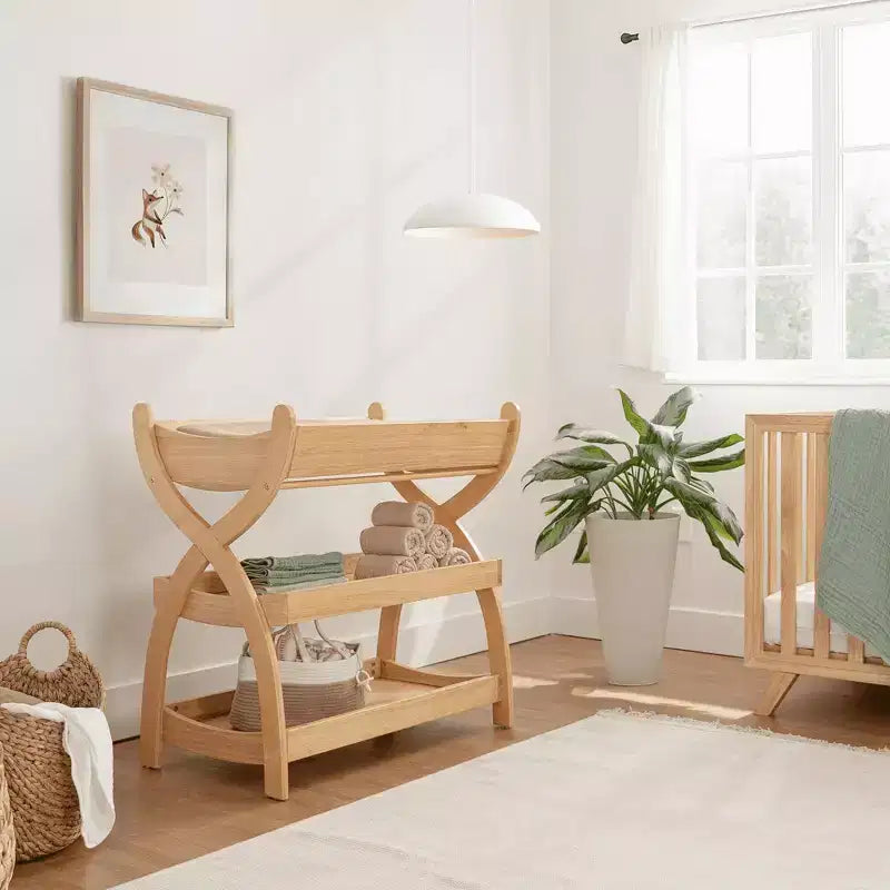 Comfy Cubs Wickeltisch – robuste Holzkonstruktion, zeitloses Design mit zwei offenen Ablagen für Babyutensilien