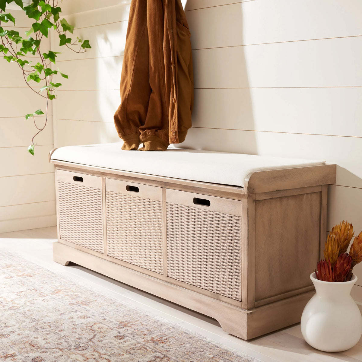 Bank tal-ħażna SAFAVIEH Fiorello bi 3 kxaxen u kuxxin - 47.3 W x 15 L x 19 H - 47Wx15Dx19H