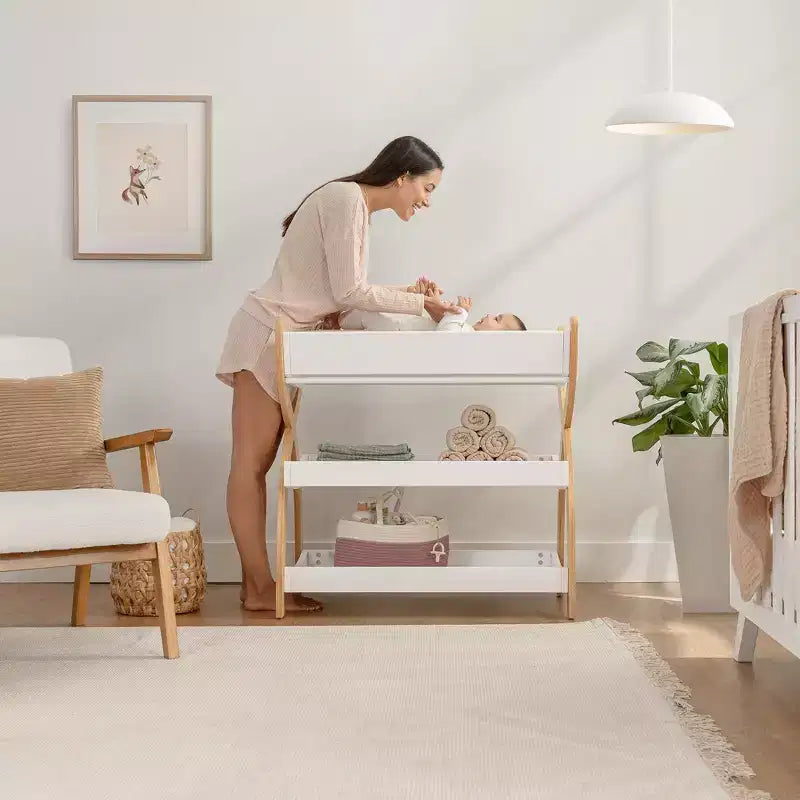 Comfy Cubs Wickeltisch – robuste Holzkonstruktion, zeitloses Design mit zwei offenen Ablagen für Babyutensilien