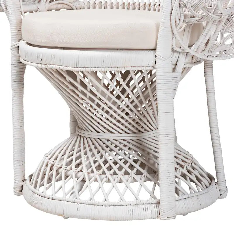 Sedia pavone in rattan naturale bianco dallo stile moderno bohémien Kallima