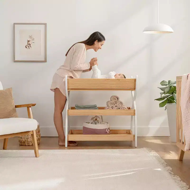 Comfy Cubs Wickeltisch – robuste Holzkonstruktion, zeitloses Design mit zwei offenen Ablagen für Babyutensilien