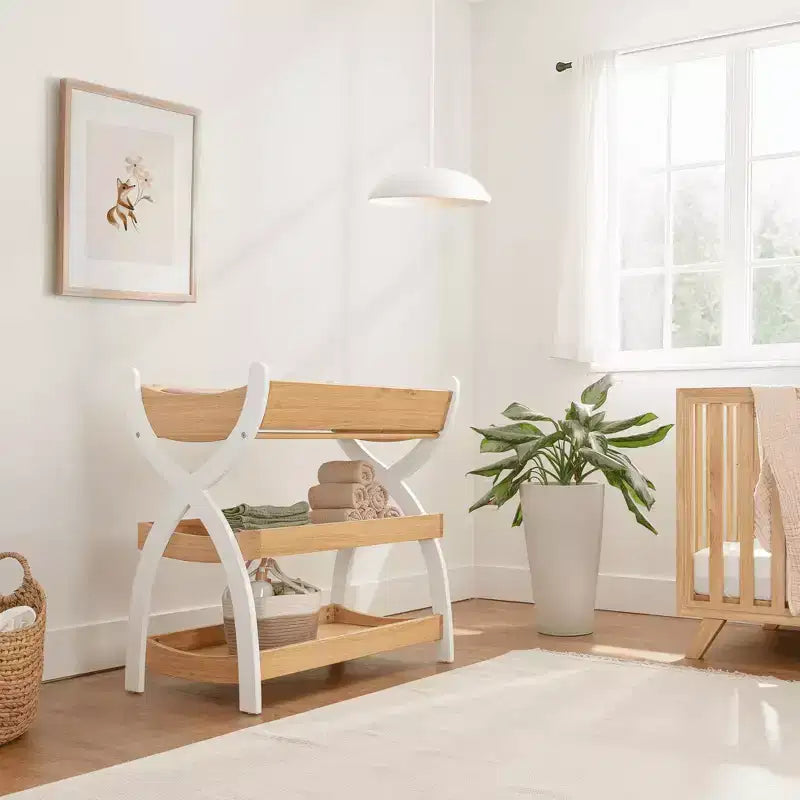 Comfy Cubs Wickeltisch – robuste Holzkonstruktion, zeitloses Design mit zwei offenen Ablagen für Babyutensilien