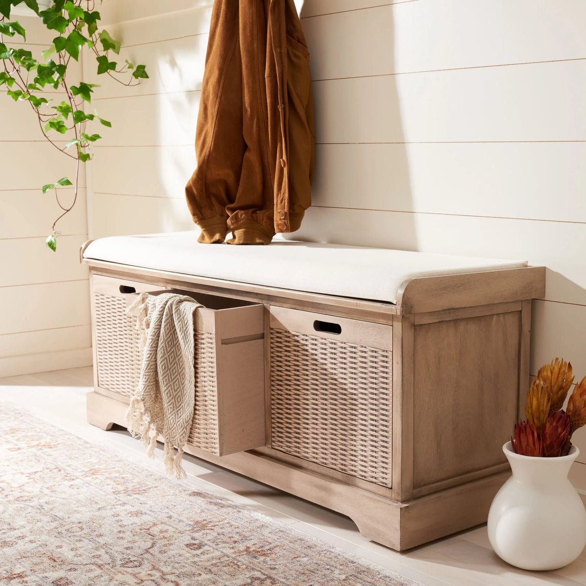 Bank tal-ħażna SAFAVIEH Fiorello bi 3 kxaxen u kuxxin - 47.3 W x 15 L x 19 H - 47Wx15Dx19H
