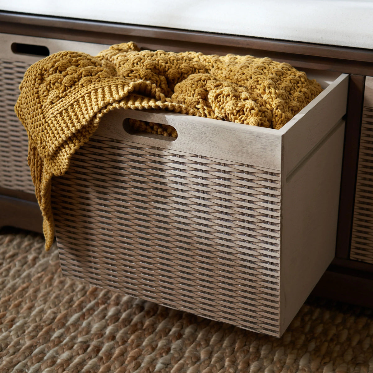 Bank tal-ħażna SAFAVIEH Fiorello bi 3 kxaxen u kuxxin - 47.3 W x 15 L x 19 H - 47Wx15Dx19H