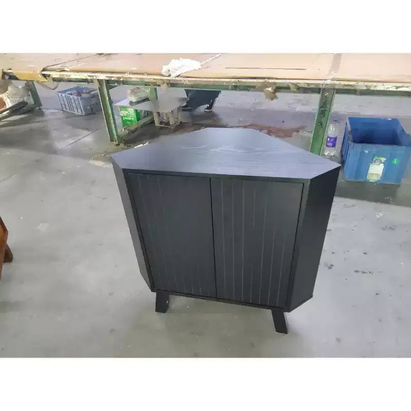 Mobile angolare contenitore con ripiano regolabile, tavolino angolare industriale in legno a 3 livelli con ante, tavolino triangolare per soggiorno e cucina