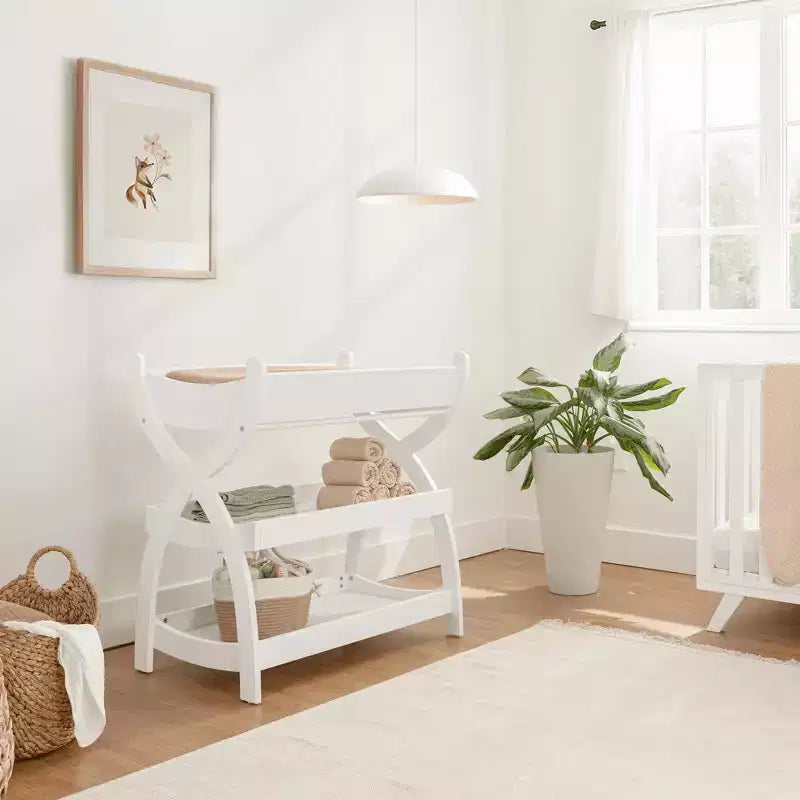 Comfy Cubs Wickeltisch – robuste Holzkonstruktion, zeitloses Design mit zwei offenen Ablagen für Babyutensilien