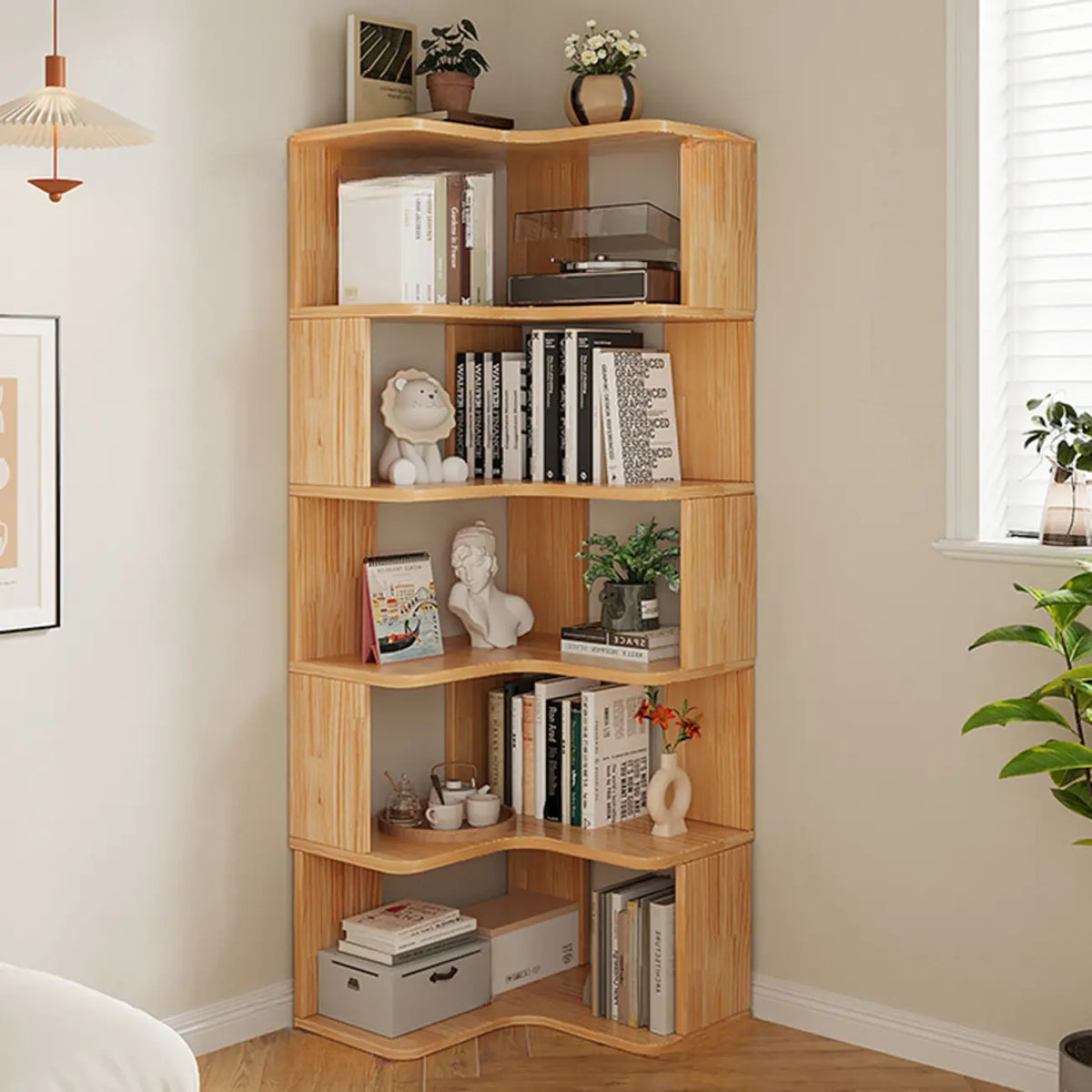 Libreria verticale angolare in legno con schienale aperto e finitura naturale